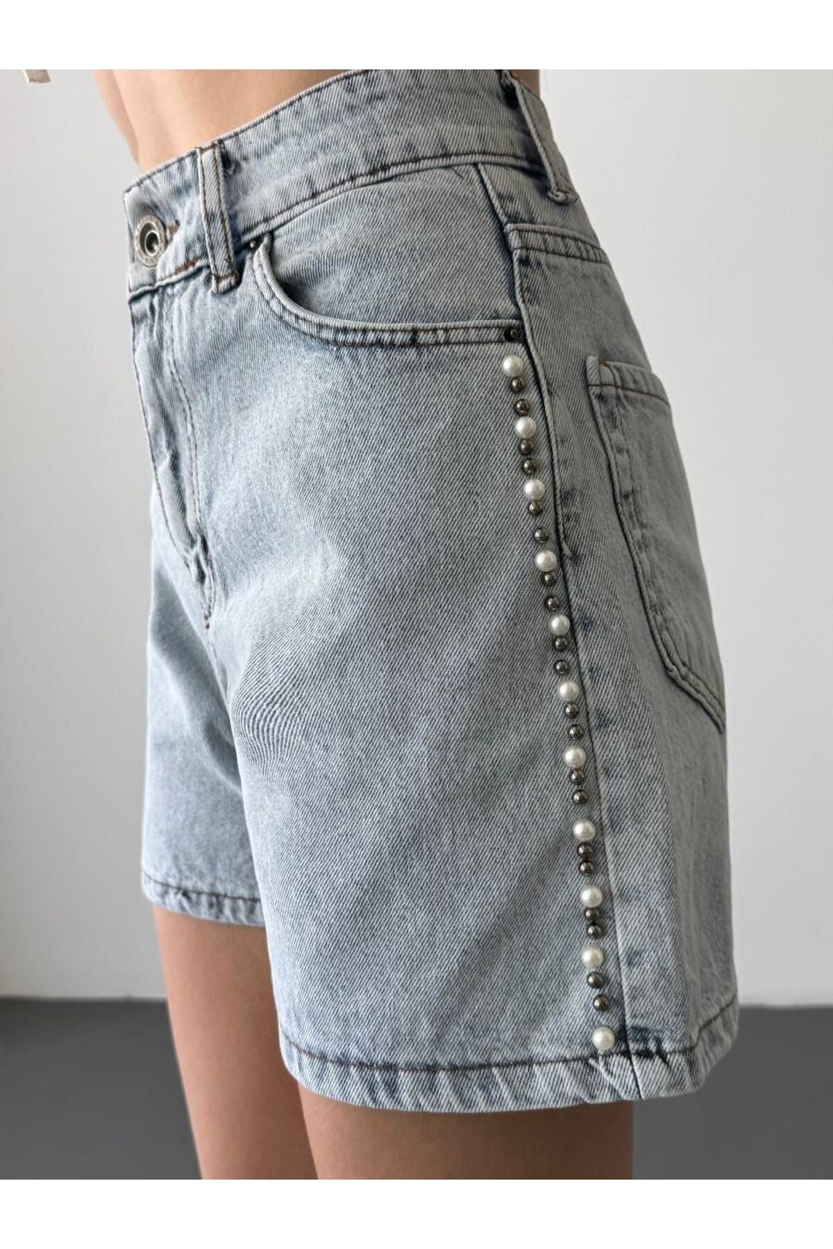 Taş İşlemeli Regular Kalıp Denim Şort